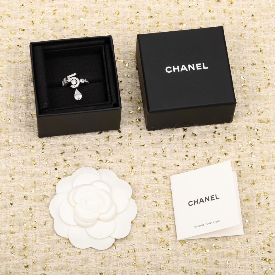 replica,repliche,fake,1:1,earrings,bracelet,ring,jewelry Anello Chanel N°5 in oro bianco replica,repliche,fake,1:1,earrings,bracelet,ring,jewelry Anello Chanel N°5 in oro bianco