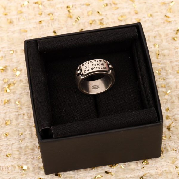 replica,repliche,fake,1:1,earrings,bracelet,ring,jewelry Anello invecchiato con lettere Chanel