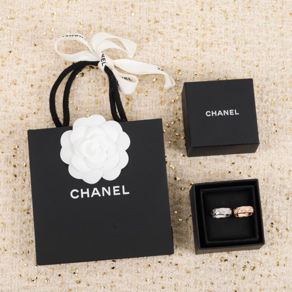 replica,repliche,fake,1:1,earrings,bracelet,ring,jewelry Anello Chanel con diamante medio