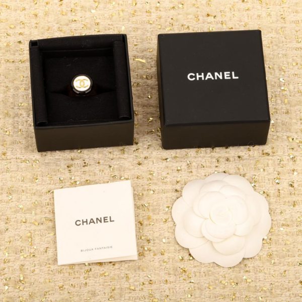 replica,repliche,fake,1:1,earrings,bracelet,ring,jewelry Anello Chanel in smalto rotondo con bottone bianco e nero