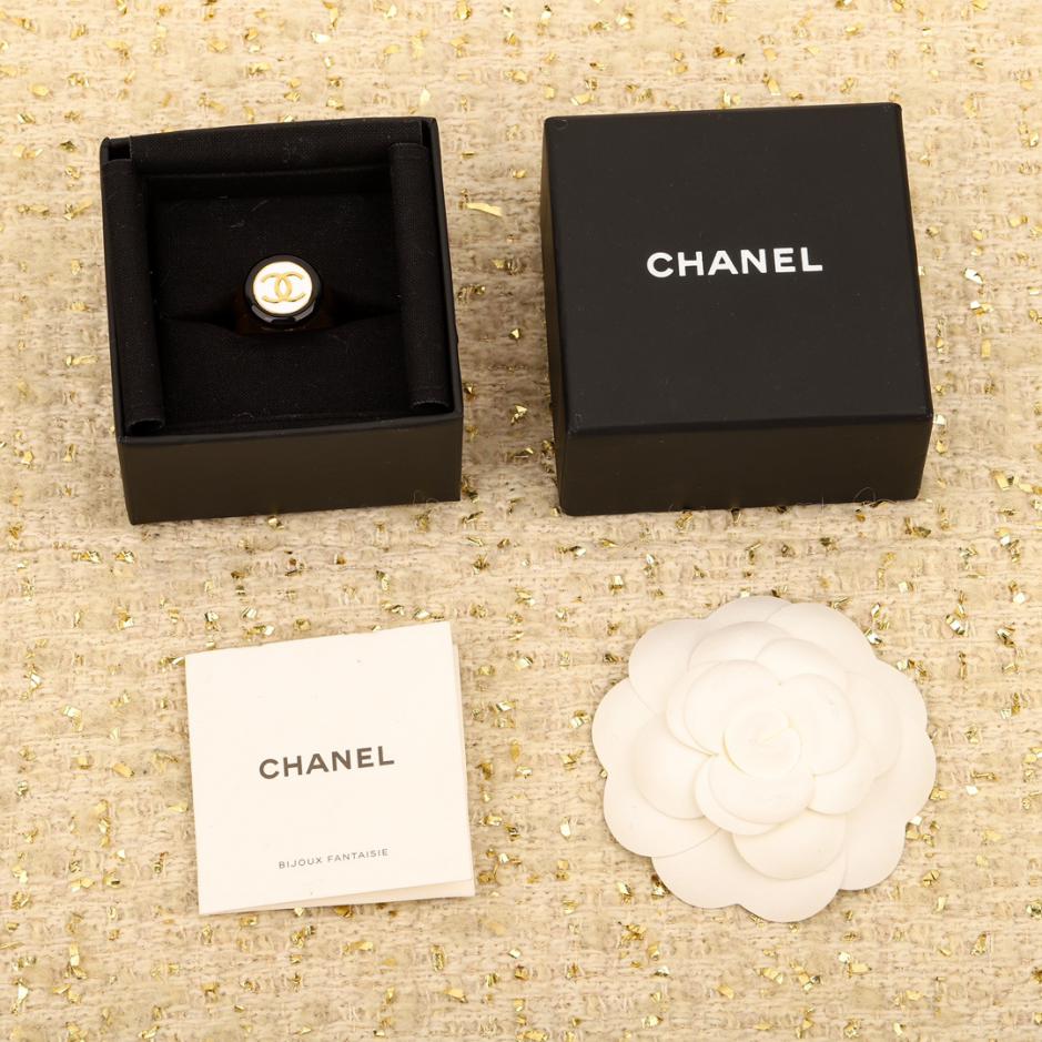replica,repliche,fake,1:1,earrings,bracelet,ring,jewelry Anello Chanel in smalto rotondo con bottone bianco e nero replica,repliche,fake,1:1,earrings,bracelet,ring,jewelry Anello Chanel in smalto rotondo con bottone bianco e nero