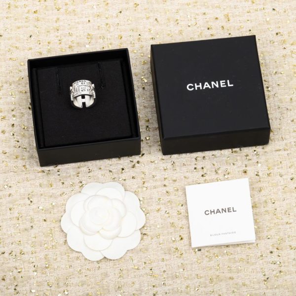 replica,repliche,fake,1:1,earrings,bracelet,ring,jewelry Anello con graffiti a lettera larga di Chanel