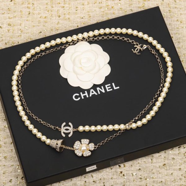 Catena di maglioni in vaso Chanel