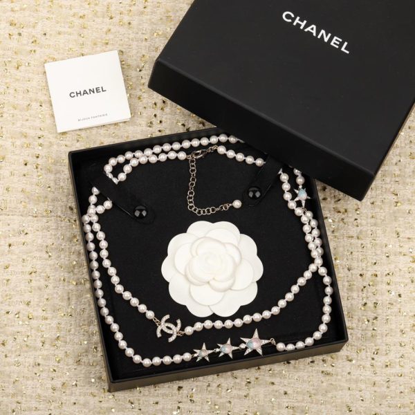 Maglione Chanel con catena di perle e stella a cinque punte