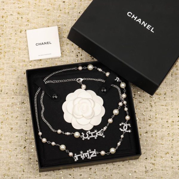 Catena di maglioni di perle con lettere classiche Chanel