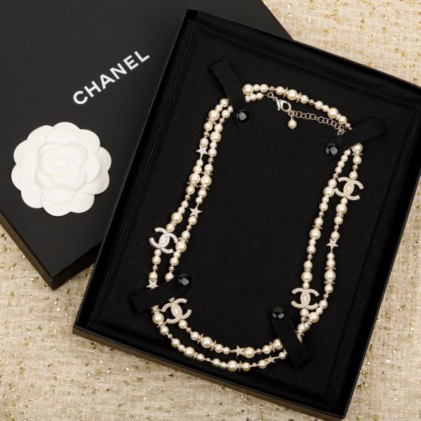 replica,repliche,fake,1:1,earrings,bracelet,ring,jewelry Maglione Chanel con catena di perle e stella a cinque punte