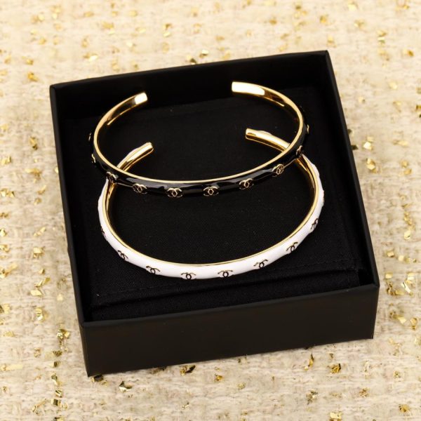 Bracciale aperto Chanel doppia C bianca e nera