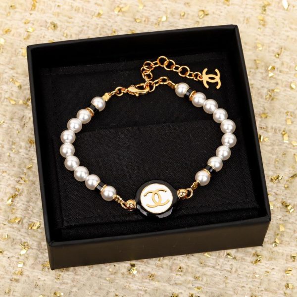 Bracciale Chanel con perle doppia C smaltate