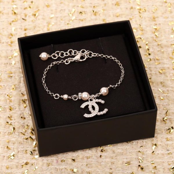replica,repliche,fake,1:1,earrings,bracelet,ring,jewelry Bracciale Chanel con diamanti rotondi e perline floreali