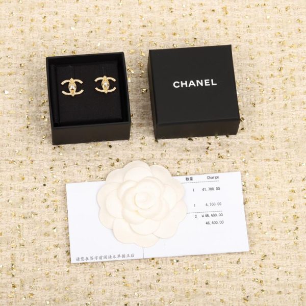 Orecchini in rilievo fatti a mano di Chanel