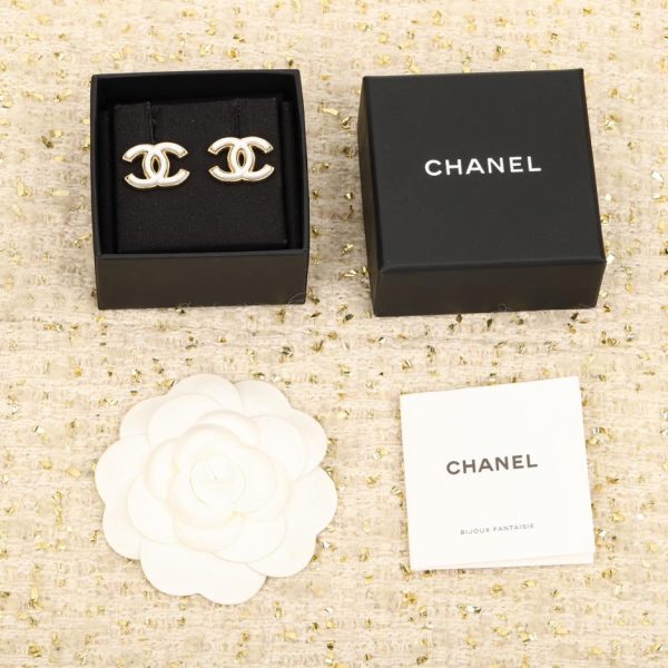 Orecchini doppia C Chanel in smalto bianco perla
