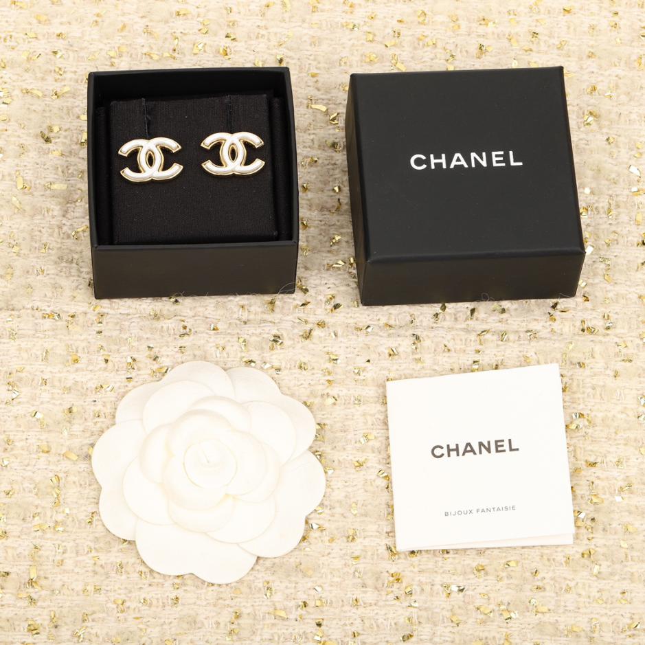 replica,repliche,fake,1:1,earrings,bracelet,ring,jewelry Orecchini doppia C Chanel in smalto bianco perla replica,repliche,fake,1:1,earrings,bracelet,ring,jewelry Orecchini doppia C Chanel in smalto bianco perla