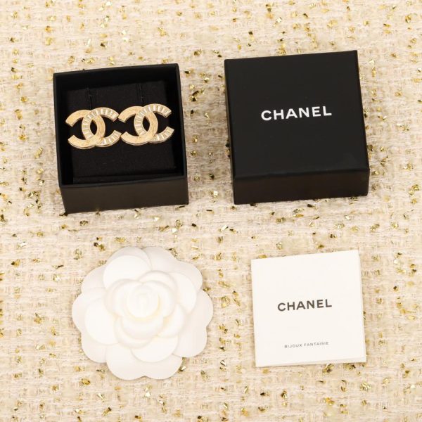 Orecchini doppia C Chanel spazzolati e lunghi con diamanti