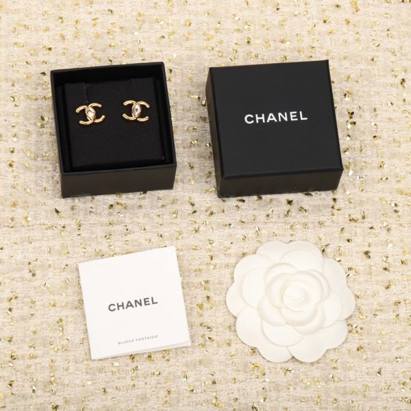 Orecchini a bottone doppia C Chanel,