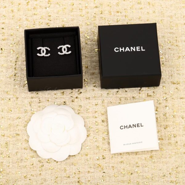 replica,repliche,fake,1:1,earrings,bracelet,ring,jewelry Orecchini Chanel con diamanti rotondi e perline floreali