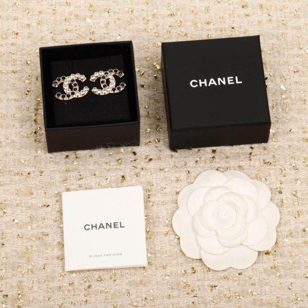 Orecchini doppia C abbinati di colore bianco e nero Chanel