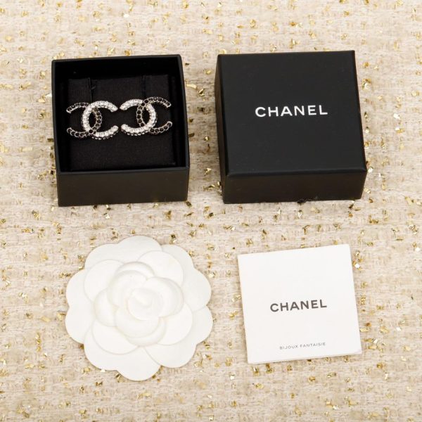 Orecchini doppia C Chanel in bianco e nero