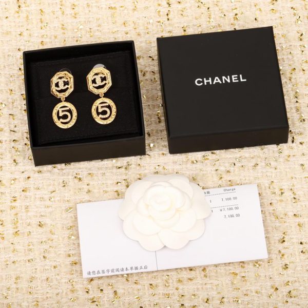 Orecchini Chanel con pendente a 5 lettere con doppia C e diamanti