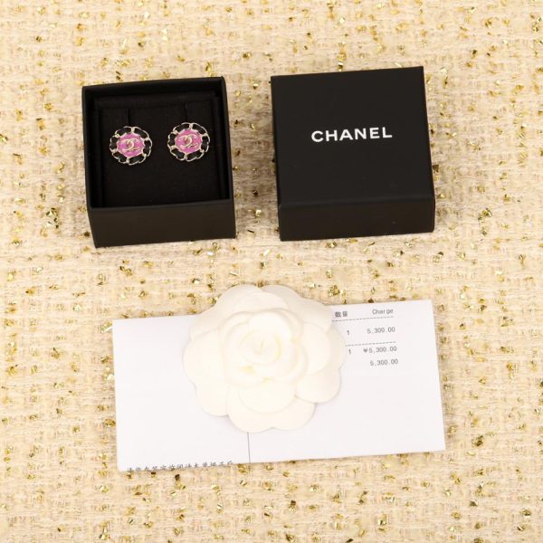 Orecchini Chanel rotondi in pelle con doppia c traforata