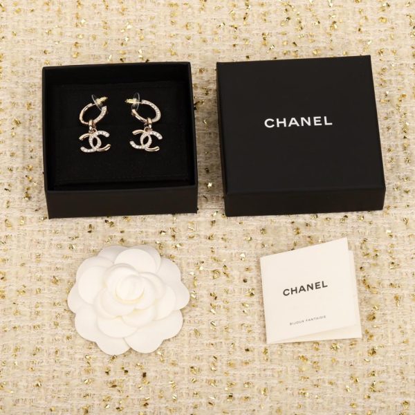 Orecchini Chanel con pendente in strass a doppia C e mezzo diamante
