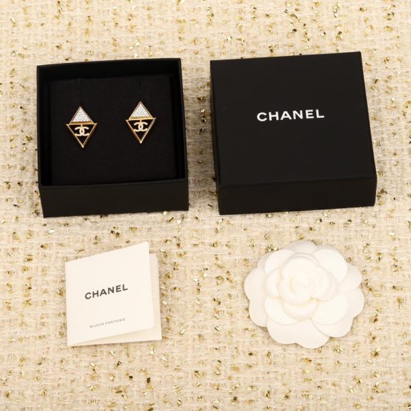 Orecchini Chanel con diamanti bianchi a triangolo doppia c