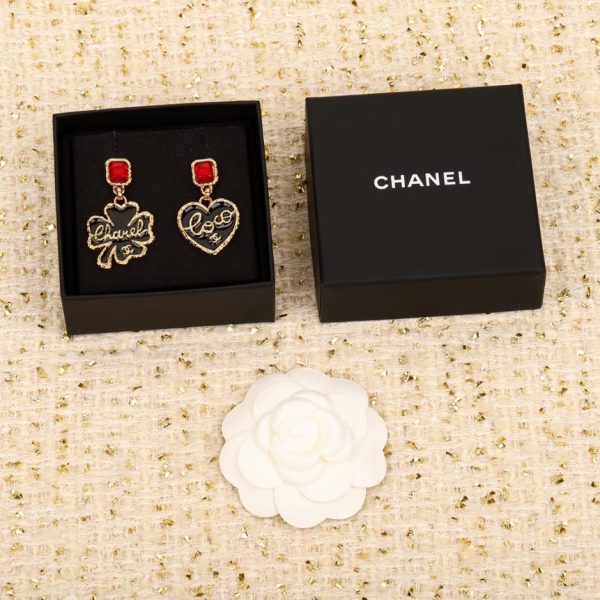 Orecchini Chanel Love con texture lava