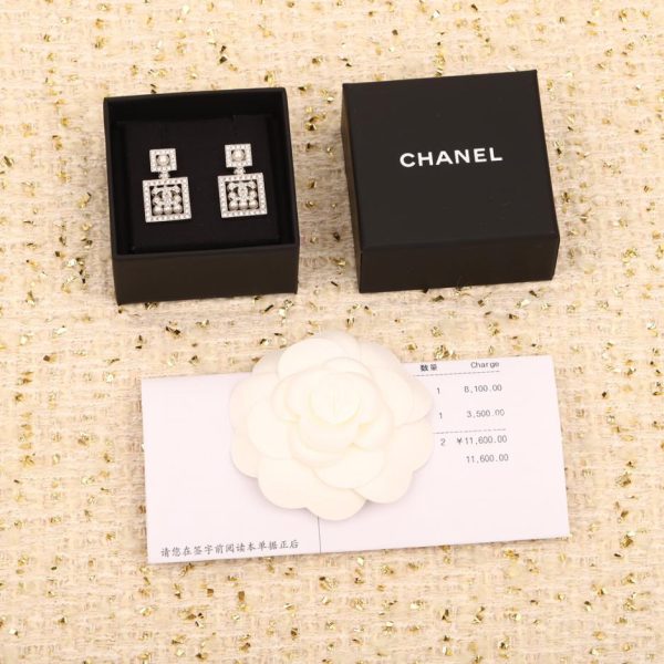 Orecchini Chanel con doppia C cava quadrata