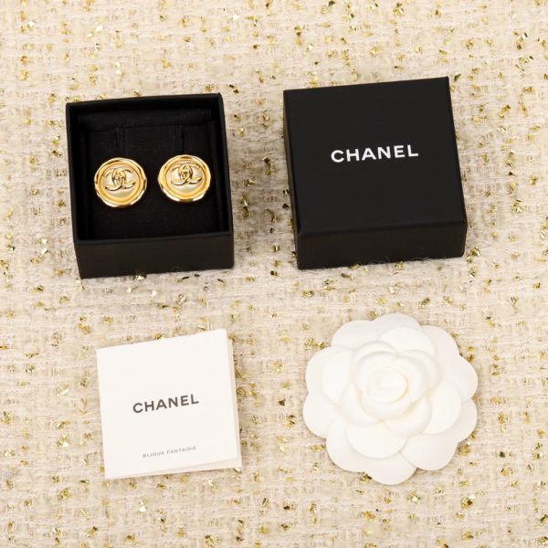 replica,repliche,fake,1:1,earrings,bracelet,ring,jewelry Orecchini di perle doppia C con bottone Chanel