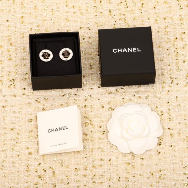 replica,repliche,fake,1:1,earrings,bracelet,ring,jewelry Orecchini doppia C Chanel bianchi e neri