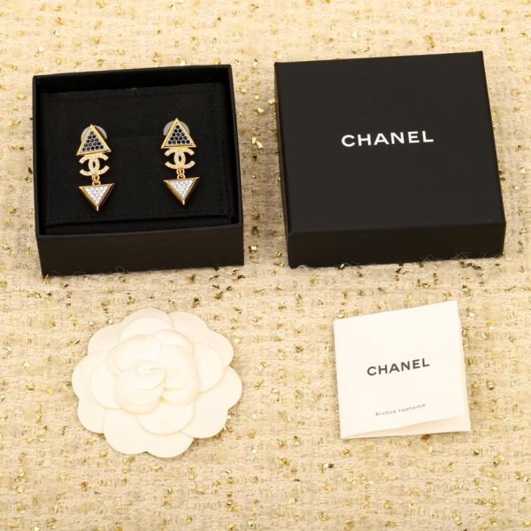 replica,repliche,fake,1:1,earrings,bracelet,ring,jewelry Orecchini Chanel con diamanti bianchi e neri a triangolo doppia C