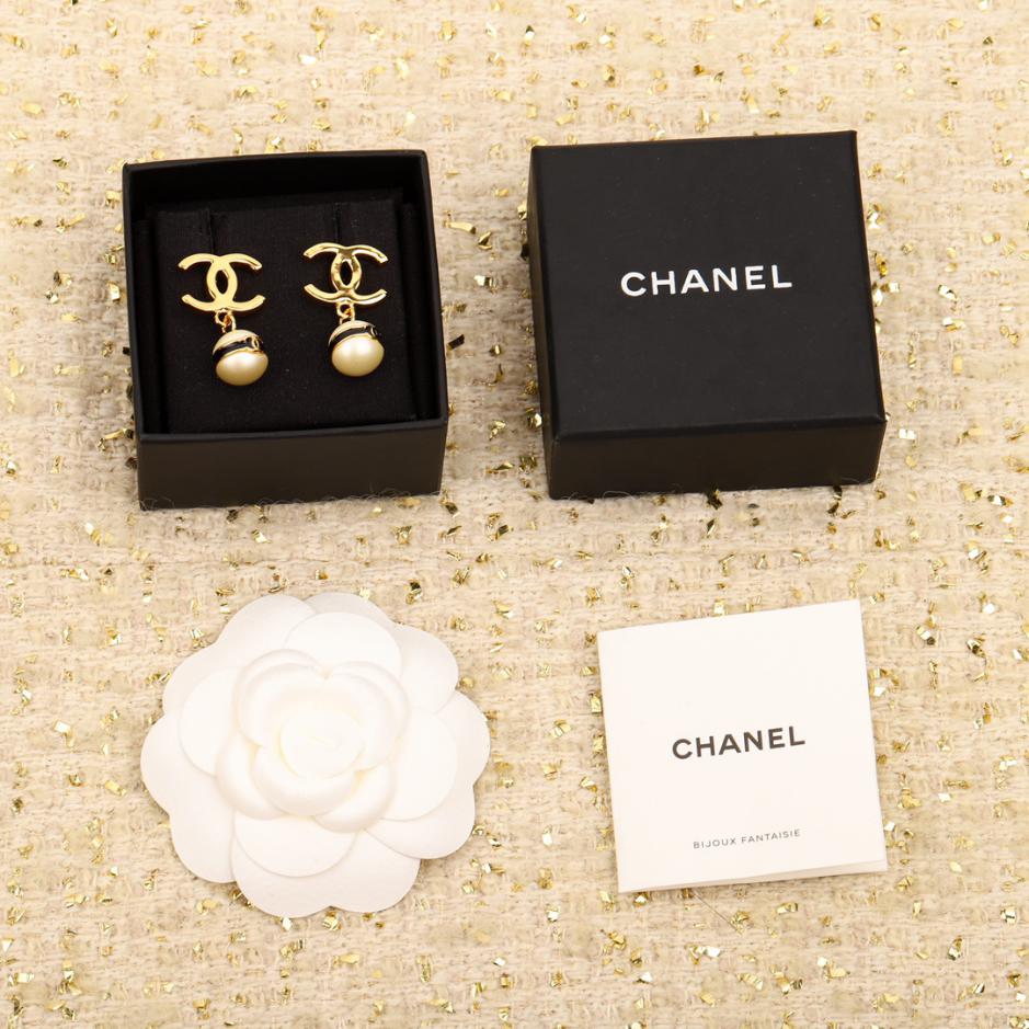 replica,repliche,fake,1:1,earrings,bracelet,ring,jewelry Orecchini Chanel doppia C con perle bianche e nere replica,repliche,fake,1:1,earrings,bracelet,ring,jewelry Orecchini Chanel doppia C con perle bianche e nere