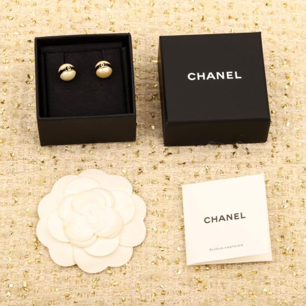 Orecchini doppia C Chanel con perla e smalto nero