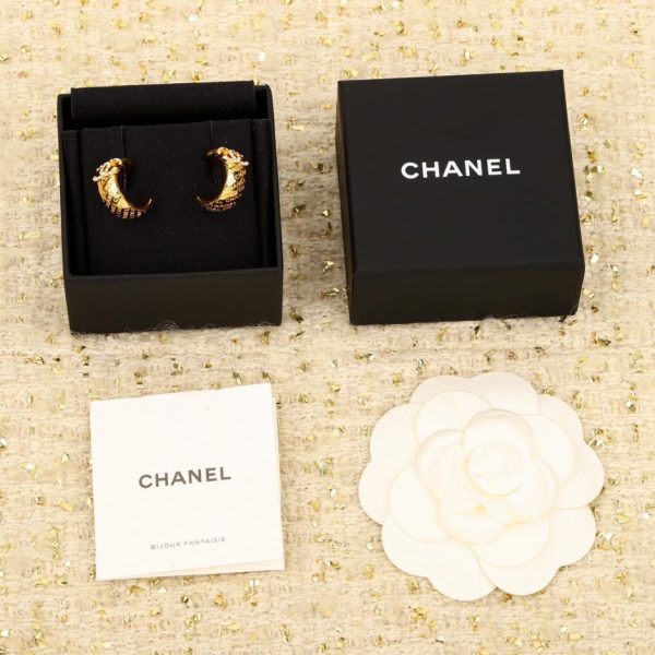 Orecchini con lettera Chanel