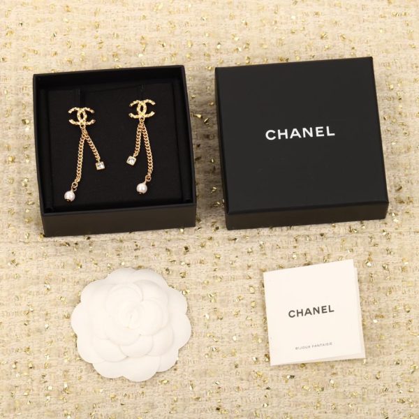 Orecchini Chanel con nappa doppia C con diamanti