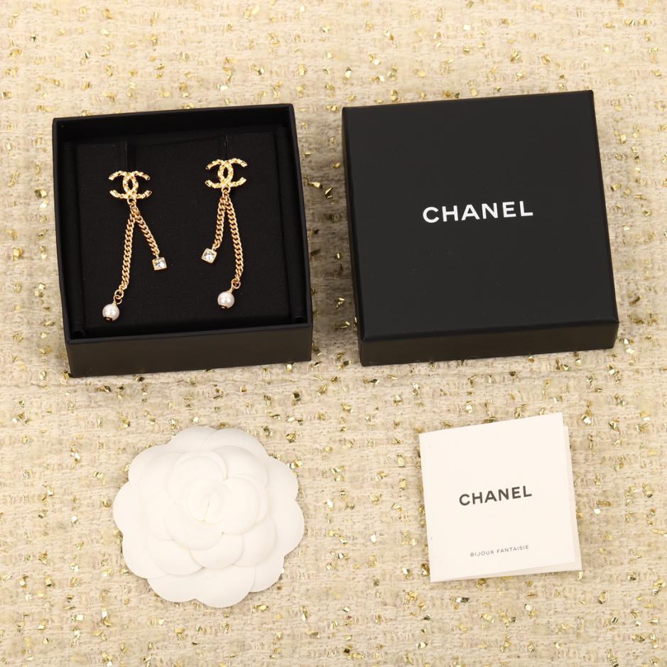 replica,repliche,fake,1:1,earrings,bracelet,ring,jewelry Orecchini Chanel con nappa doppia C con diamanti replica,repliche,fake,1:1,earrings,bracelet,ring,jewelry Orecchini Chanel con nappa doppia C con diamanti