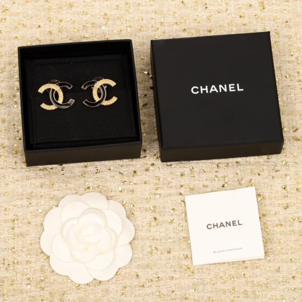 Orecchini cammeo in oro e smalto nero Chanel
