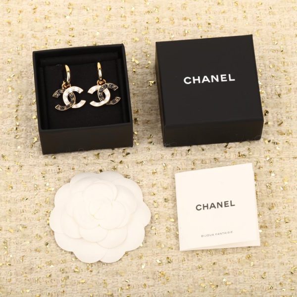 Orecchini doppia C Chanel bianchi e neri