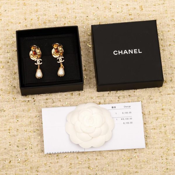 Orecchini Chanel doppia C con perline a goccia di camelia