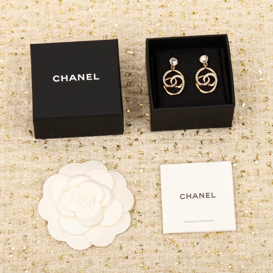 replica,repliche,fake,1:1,earrings,bracelet,ring,jewelry Orecchini Chanel ovali intrecciati con doppia C e mezzo diamante replica,repliche,fake,1:1,earrings,bracelet,ring,jewelry Orecchini Chanel ovali intrecciati con doppia C e mezzo diamante