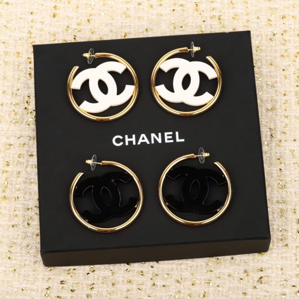 Orecchini Chanel in resina a doppio cerchio C