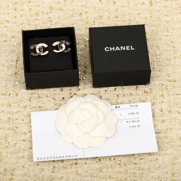 Orecchini doppia C Chanel bianchi e neri