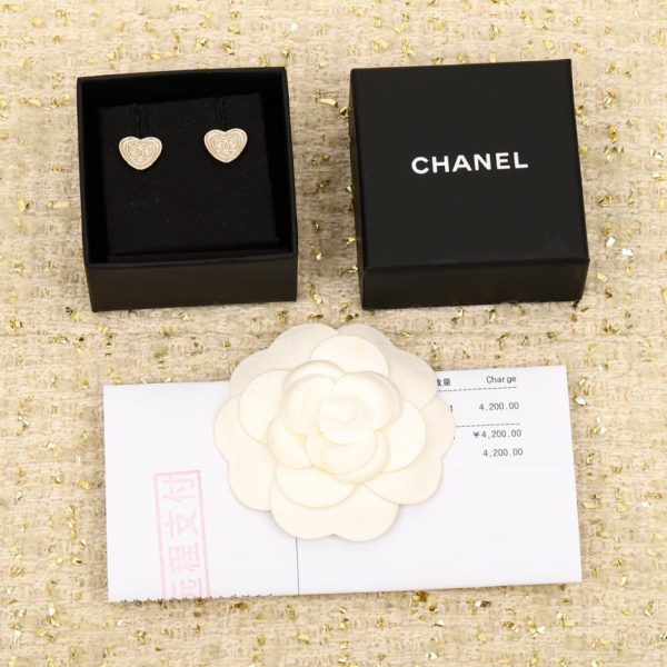 Orecchini a bottone Chanel Love in smalto doppia C