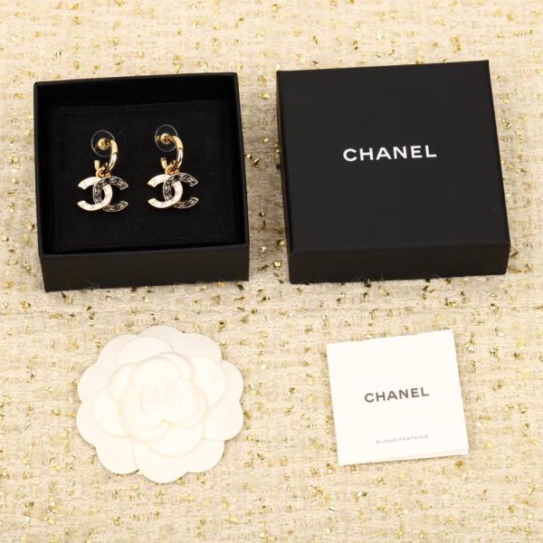 Orecchini doppia C Chanel bianchi e neri