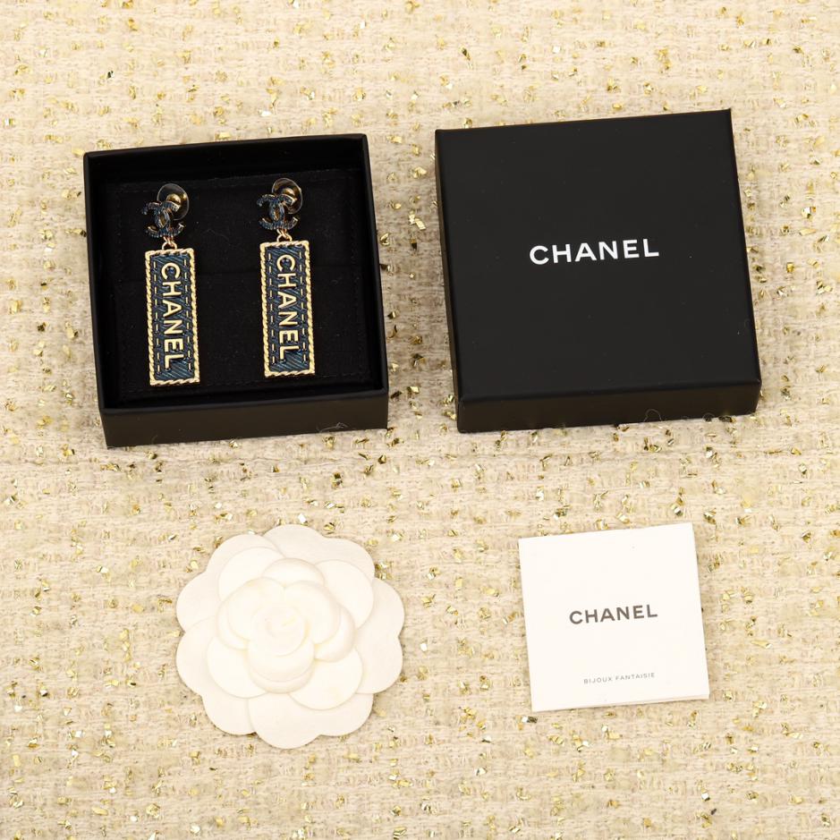 replica,repliche,fake,1:1,earrings,bracelet,ring,jewelry Orecchini quadrati Chanel doppia C in denim replica,repliche,fake,1:1,earrings,bracelet,ring,jewelry Orecchini quadrati Chanel doppia C in denim