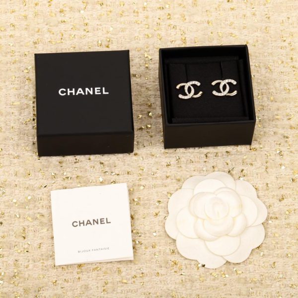 Orecchini Chanel con doppia C e mezzo diamante