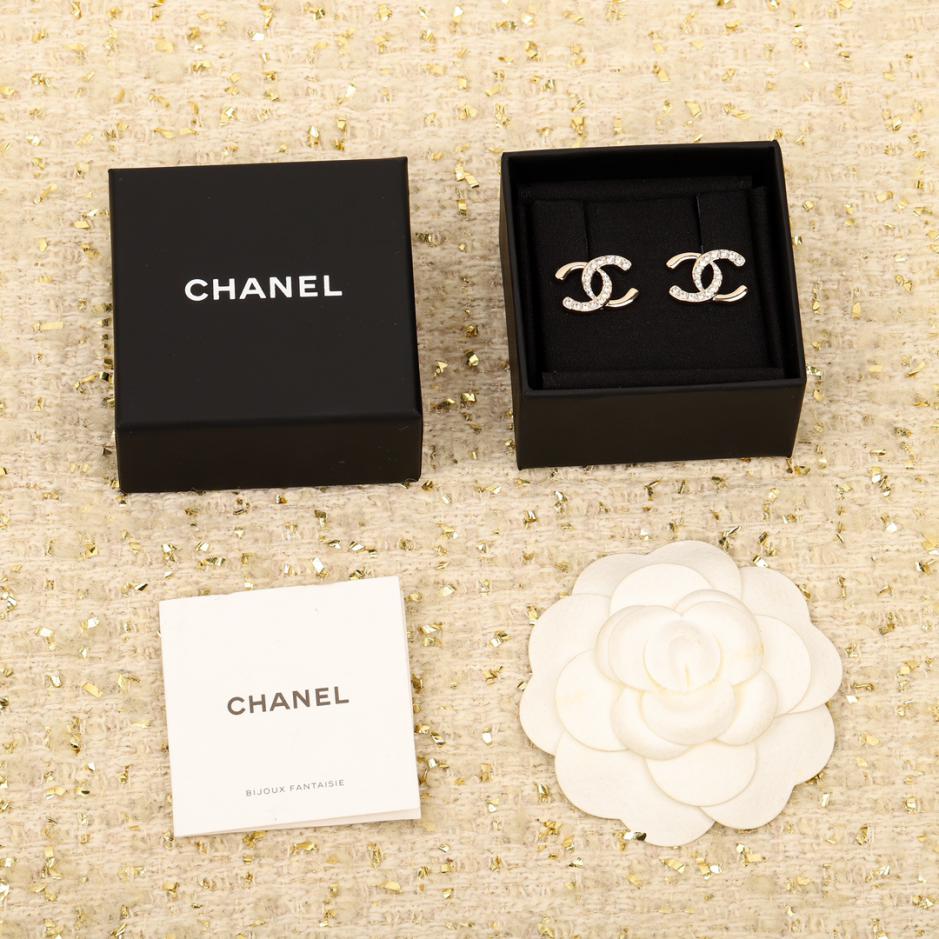 replica,repliche,fake,1:1,earrings,bracelet,ring,jewelry Orecchini Chanel con doppia C e mezzo diamante replica,repliche,fake,1:1,earrings,bracelet,ring,jewelry Orecchini Chanel con doppia C e mezzo diamante