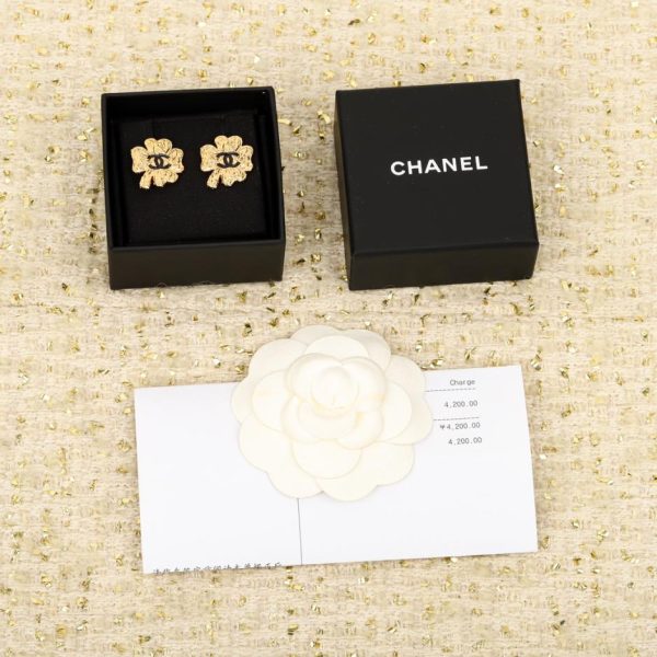 replica,repliche,fake,1:1,earrings,bracelet,ring,jewelry Orecchini doppia c di Chanel con texture lava quadrifoglio