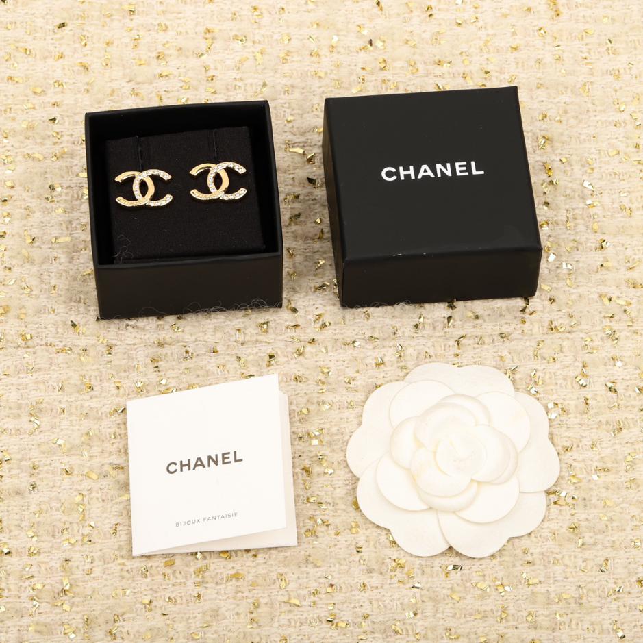 replica,repliche,fake,1:1,earrings,bracelet,ring,jewelry Orecchini Chanel con lettera doppia c e mezzi diamanti replica,repliche,fake,1:1,earrings,bracelet,ring,jewelry Orecchini Chanel con lettera doppia c e mezzi diamanti