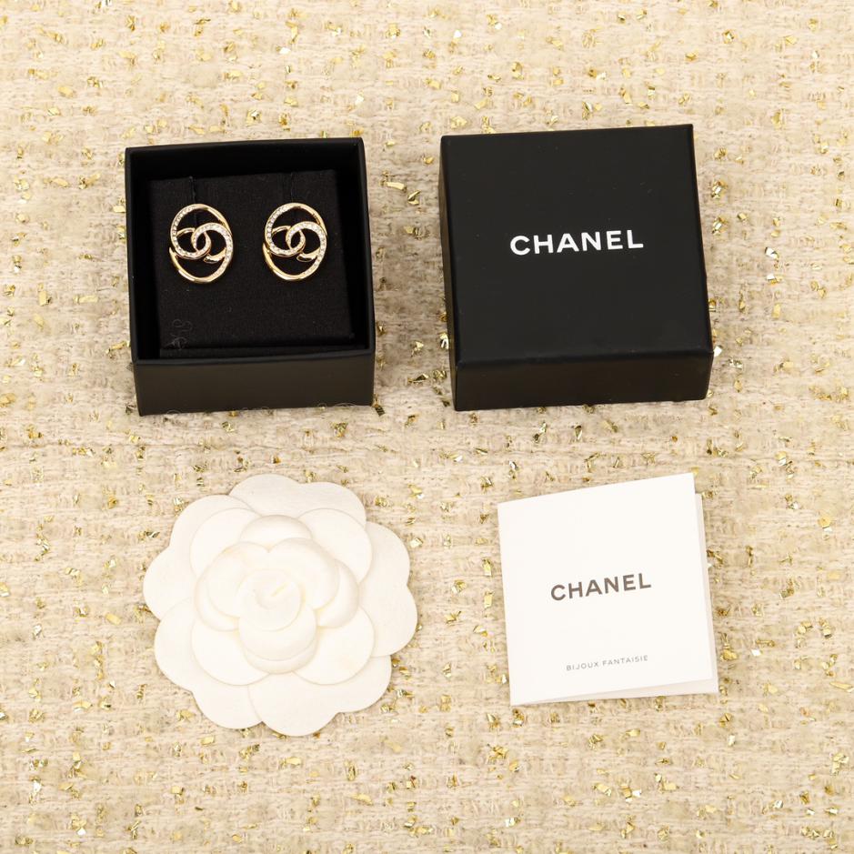 replica,repliche,fake,1:1,earrings,bracelet,ring,jewelry Orecchini Chanel ovali intrecciati con doppia C e mezzo diamante replica,repliche,fake,1:1,earrings,bracelet,ring,jewelry Orecchini Chanel ovali intrecciati con doppia C e mezzo diamante