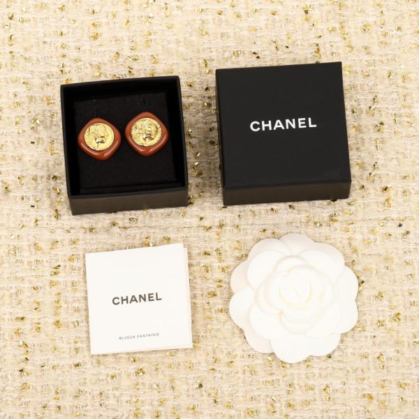 Orecchini Chanel con monete in oro marrone